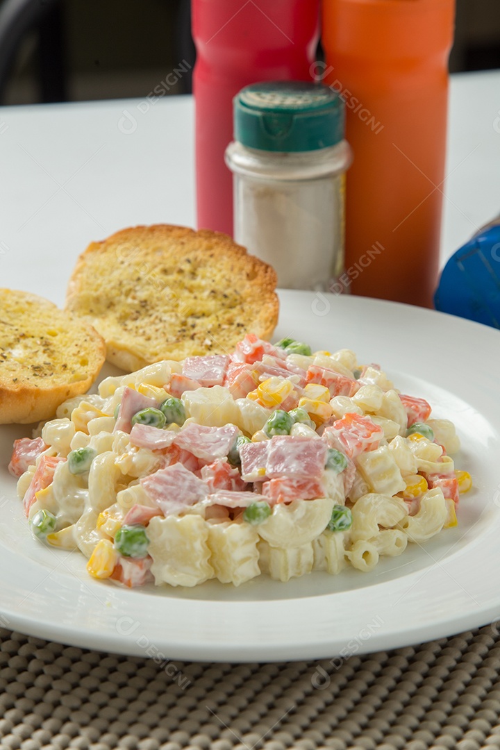 Salada de macarrão com maionese e legumes.