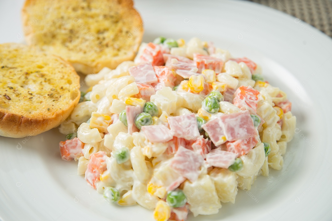 Salada de macarrão com maionese e legumes.