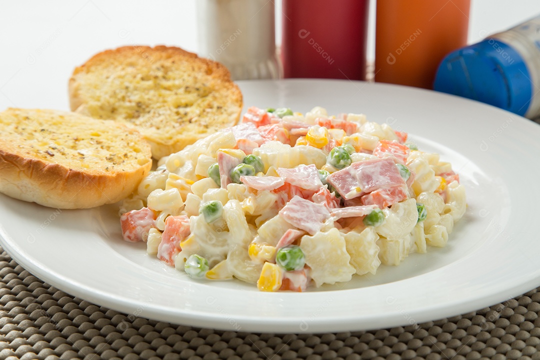Salada de macarrão com maionese e legumes.