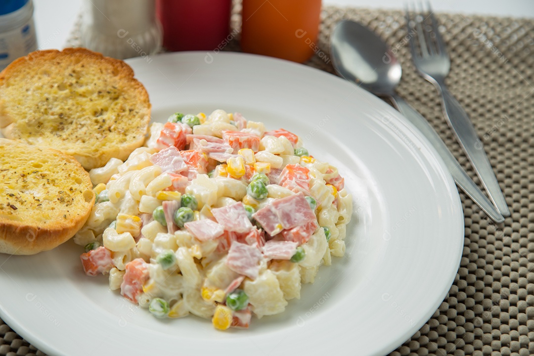 Salada de macarrão com maionese e legumes.