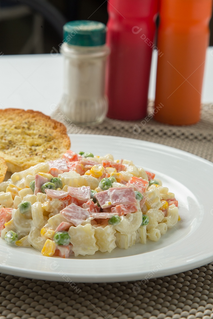 Salada de macarrão com maionese e legumes.