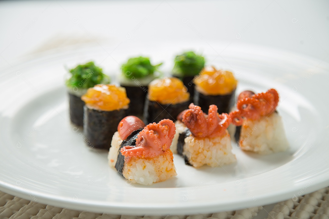 Conjunto de sushi saboroso japonês.