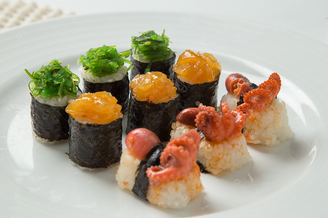 Conjunto de sushi saboroso japonês.