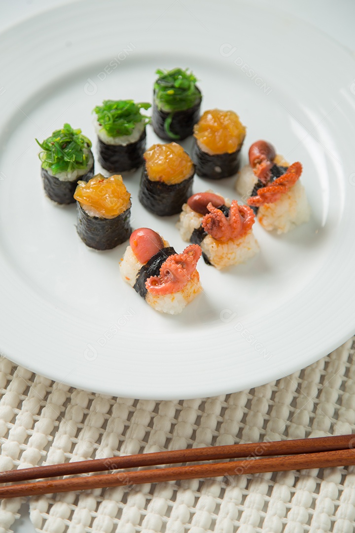 Conjunto de sushi saboroso japonês.