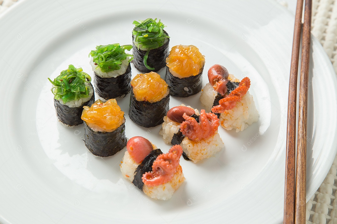 Conjunto de sushi saboroso japonês.
