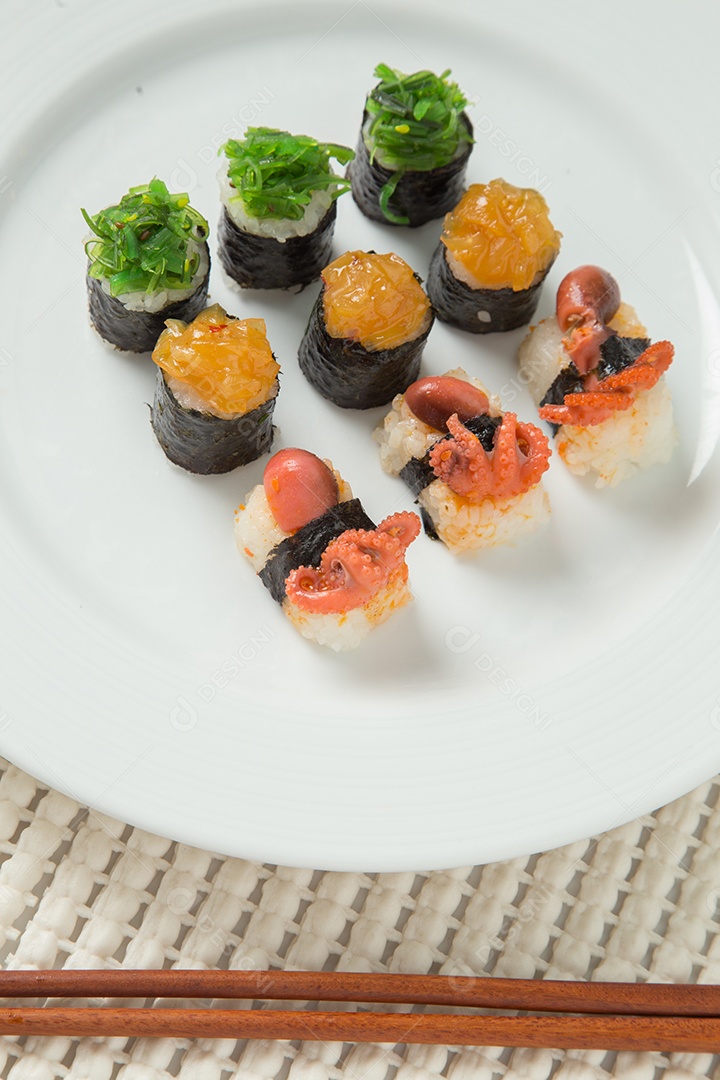 Conjunto de sushi saboroso japonês.