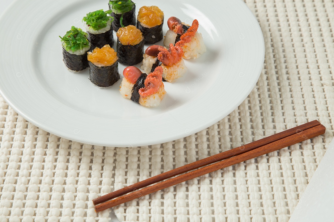 Conjunto de sushi saboroso japonês.