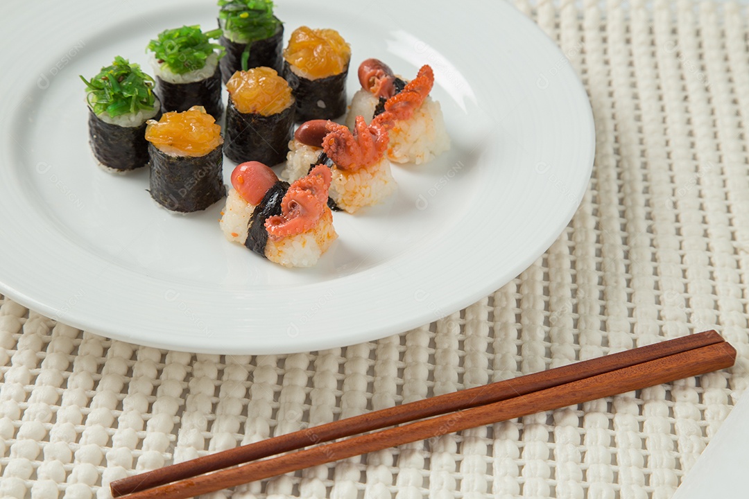 Conjunto de sushi saboroso japonês.