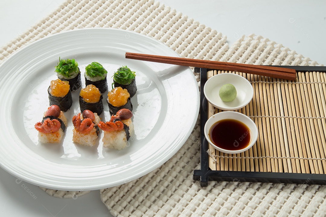 Conjunto de sushi saboroso japonês.