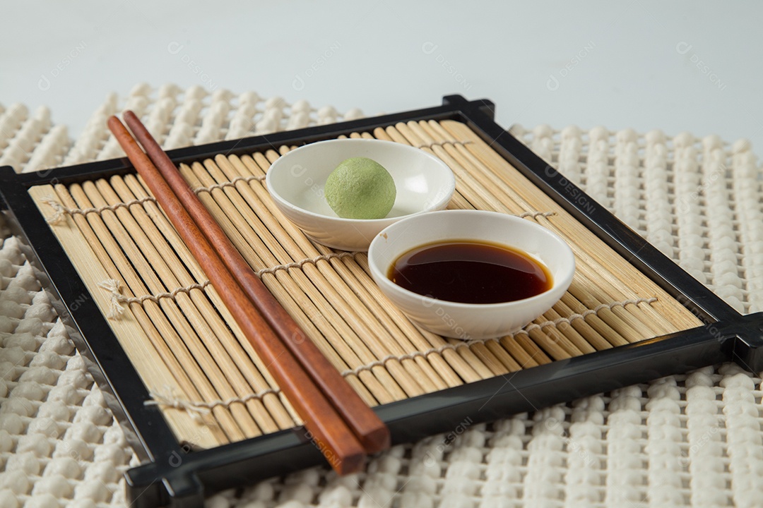 Conjunto de sushi saboroso japonês