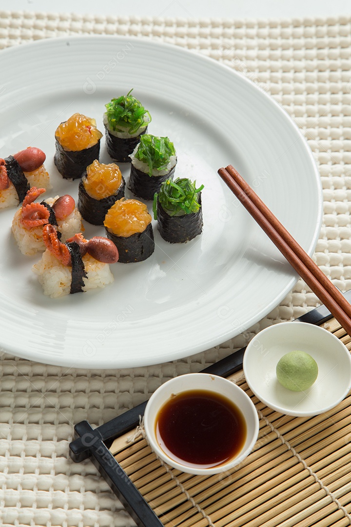 Conjunto de sushi saboroso japonês
