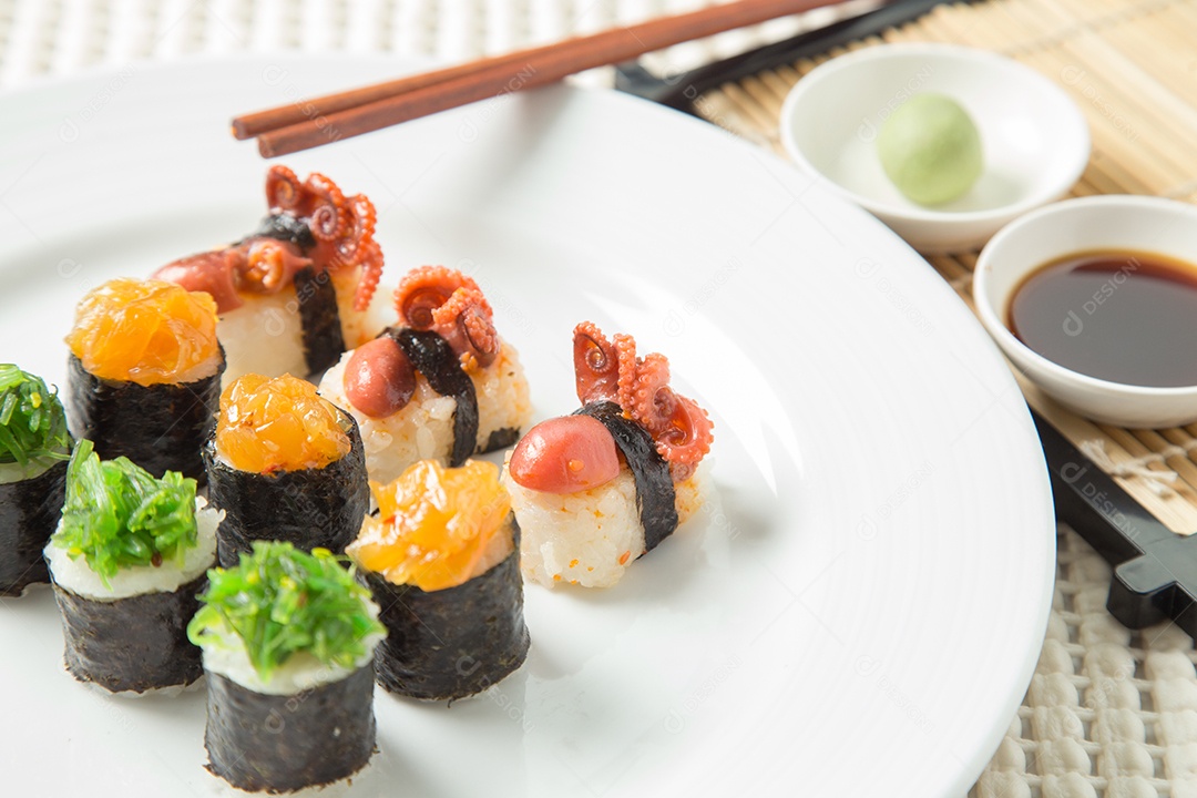 Conjunto de sushi saboroso japonês