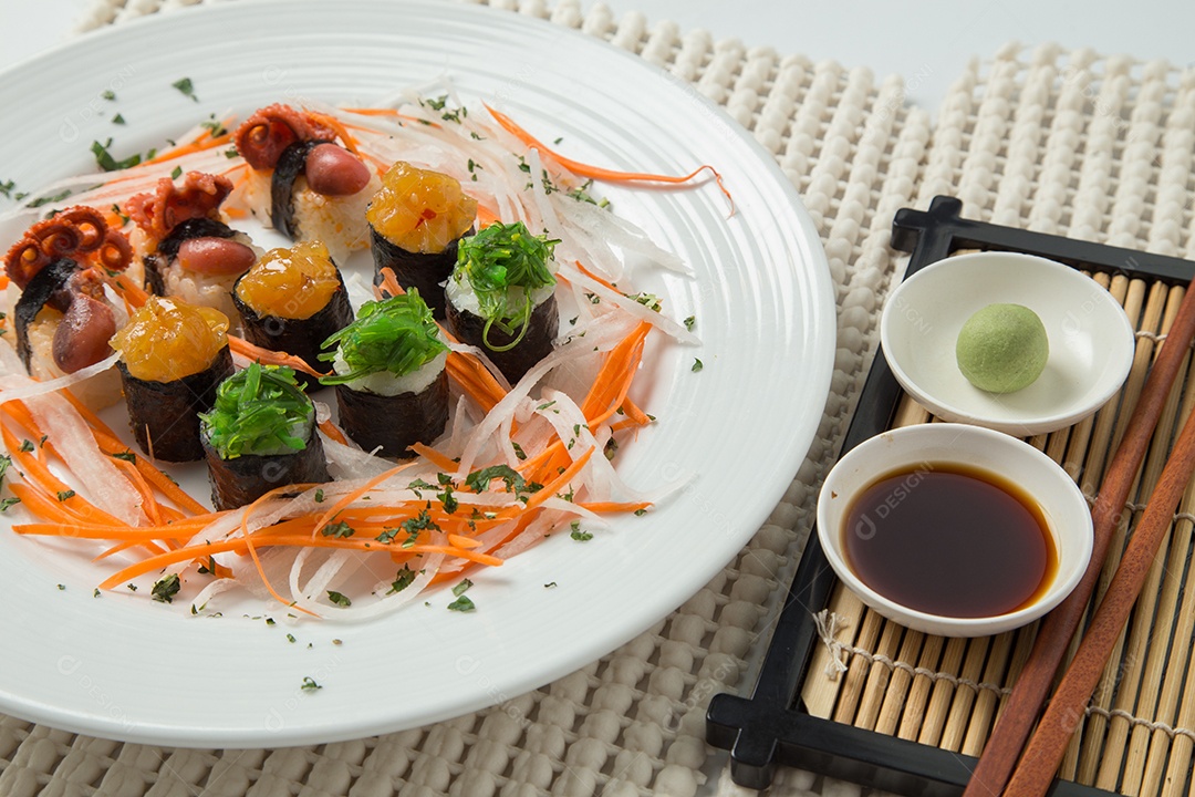 Conjunto de sushi saboroso japonês