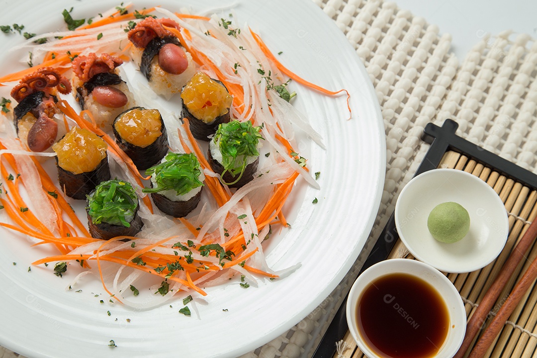 Conjunto de sushi saboroso japonês