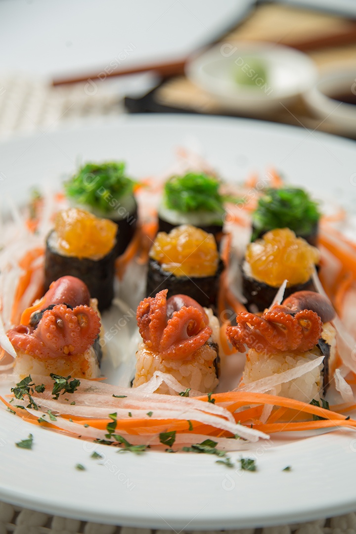 Conjunto de sushi saboroso japonês