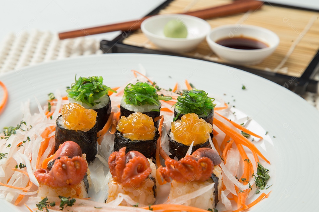 Conjunto de sushi saboroso japonês