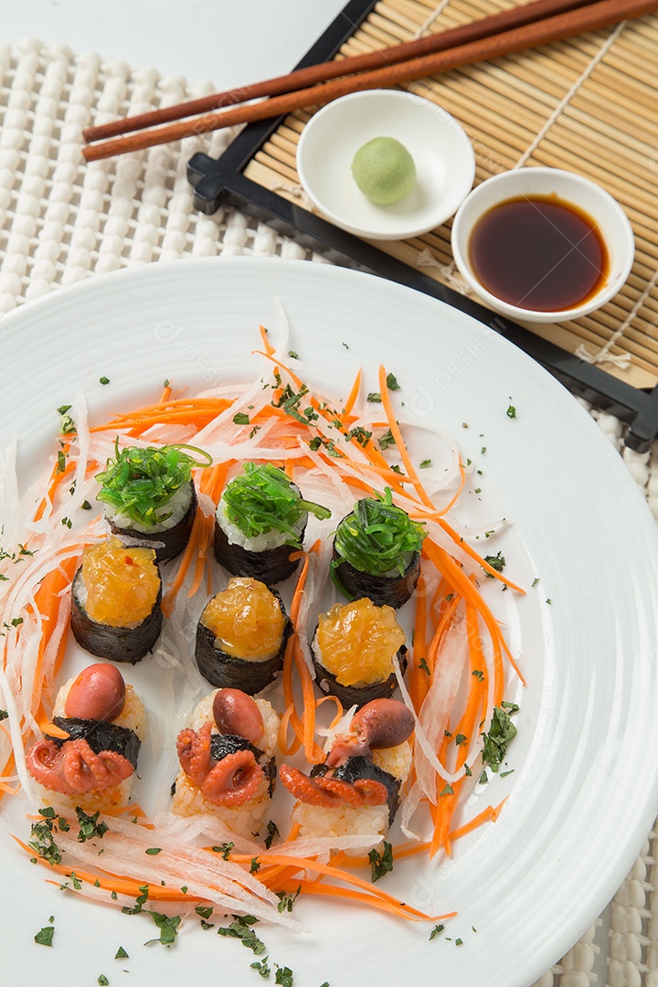 Conjunto de sushi saboroso japonês