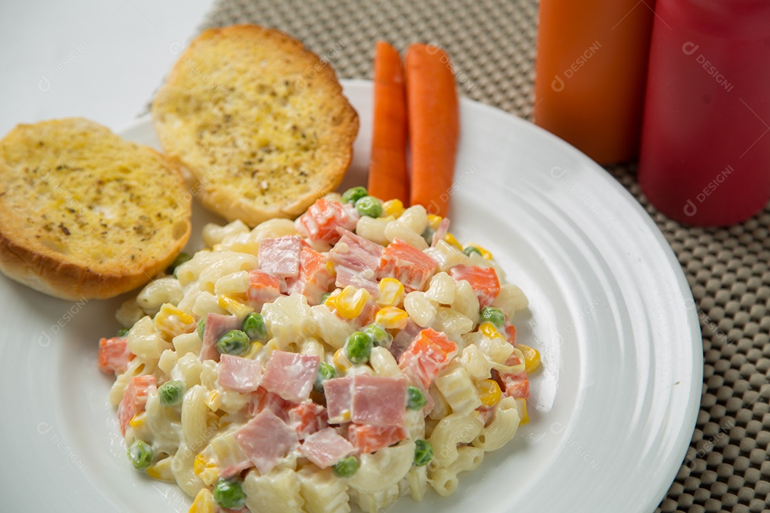 Salada de macarrão com maionese e legumes.