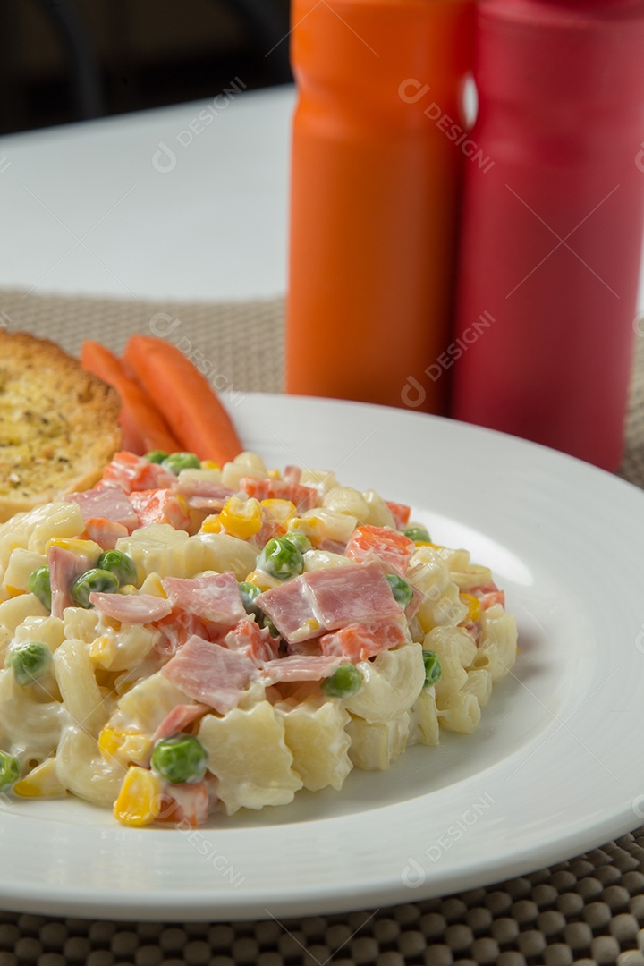 Salada de macarrão com maionese e legumes.