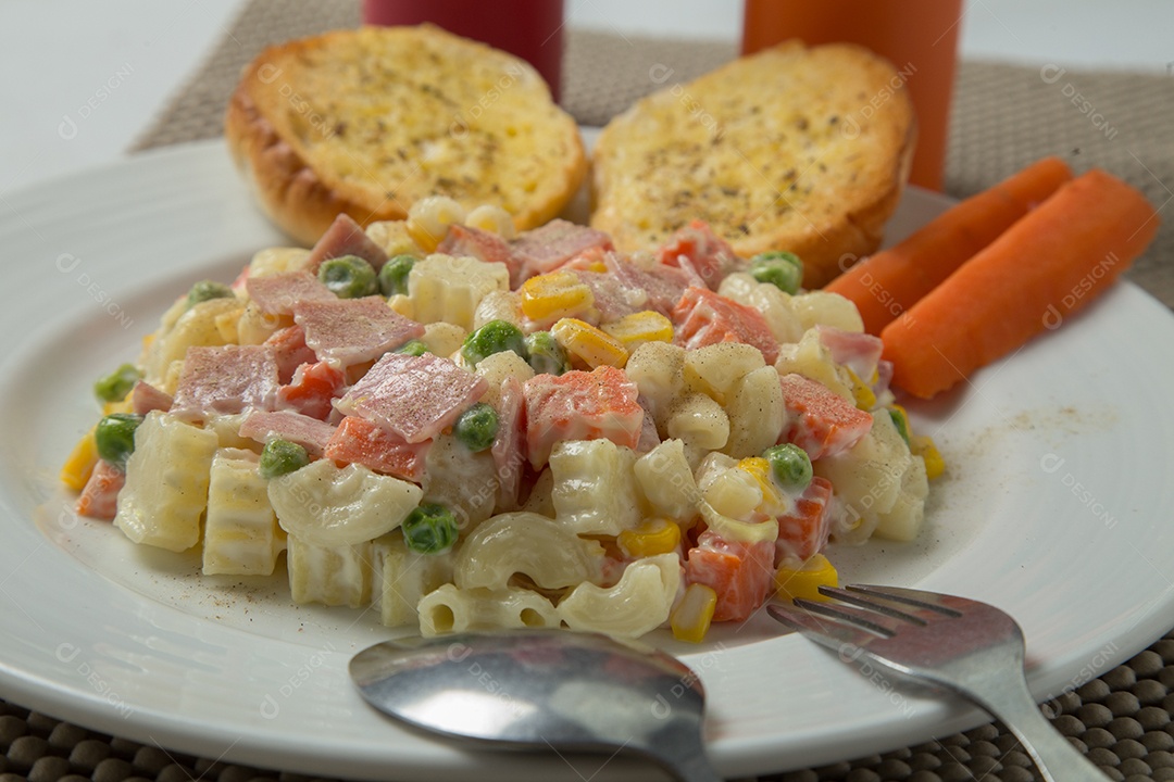Salada de macarrão com maionese e legumes.