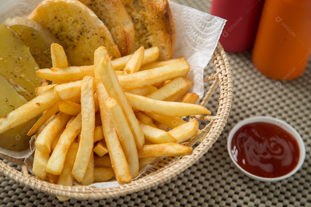 Batatas fritas tradicionais com ketchup e pão