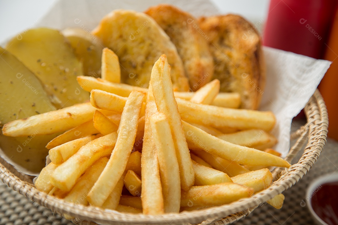 Batatas fritas tradicionais com ketchup e pão