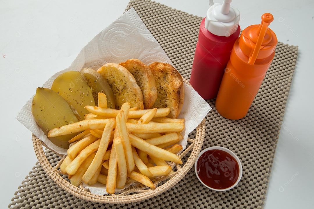 Batatas fritas tradicionais com ketchup e pão