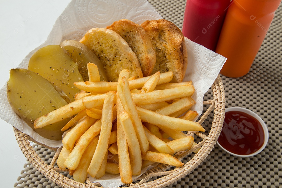 Batatas fritas tradicionais com ketchup e pão