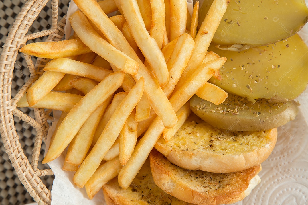 Batatas fritas tradicionais com ketchup e pão