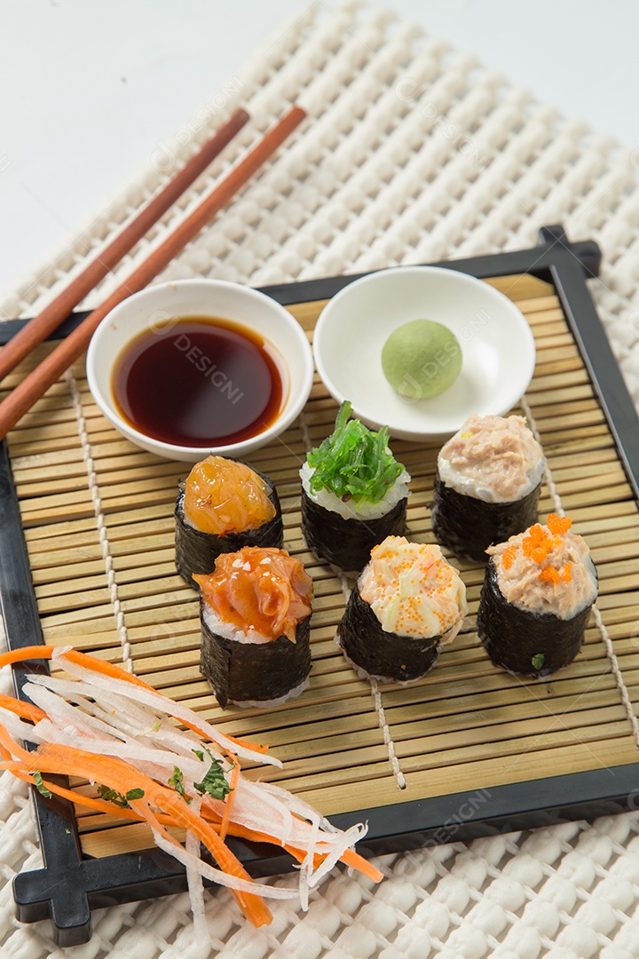 Conjunto de sushi saboroso japonês