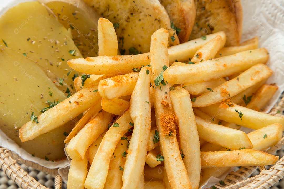 Batatas fritas tradicionais com ketchup e pão