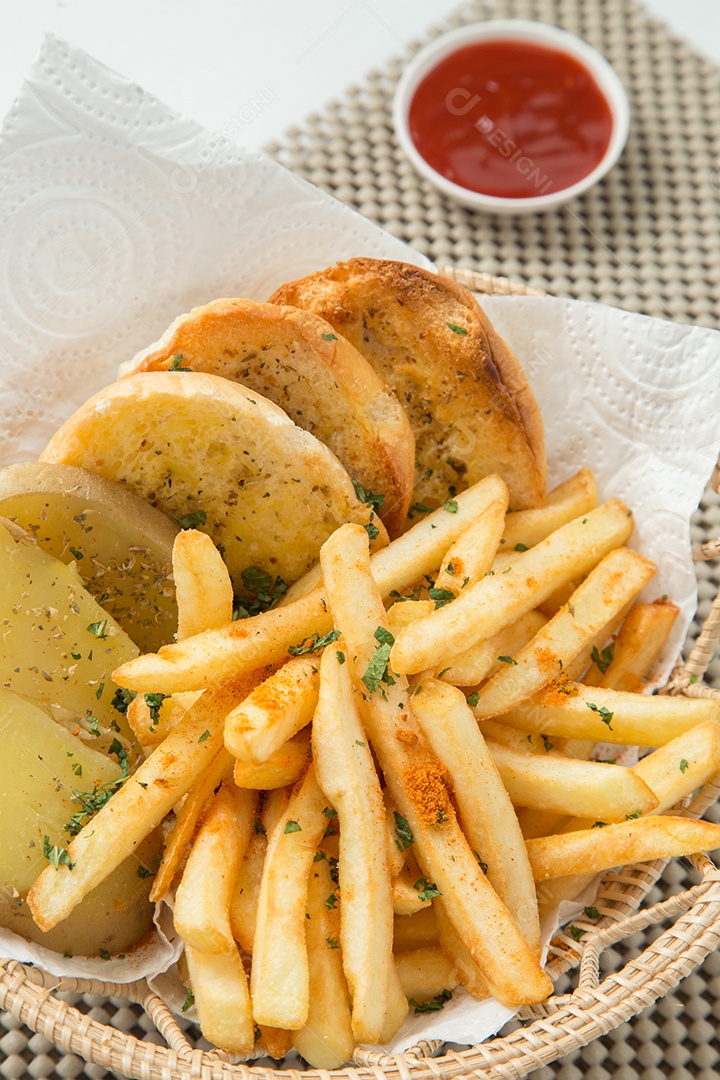 Batatas fritas tradicionais com ketchup e pão