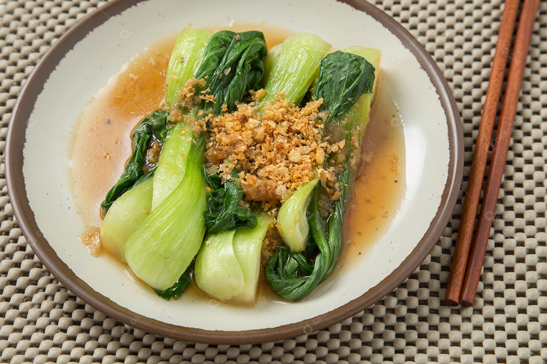 Comida ao molho de ostra sobre prato