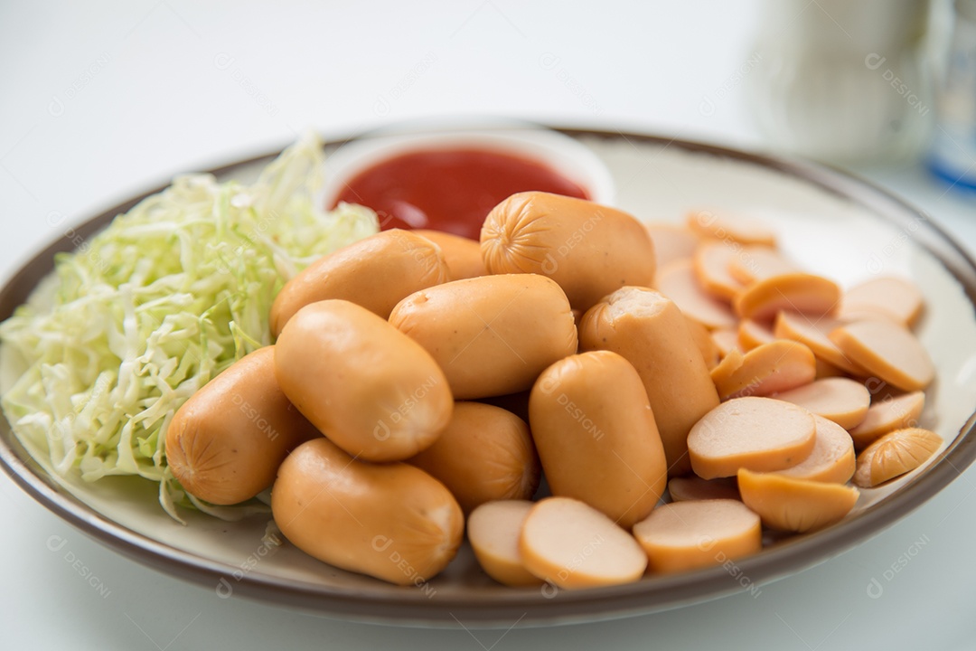 Cachorro quente sobre prato branco