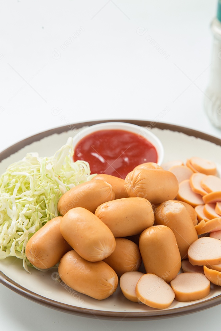 Cachorro quente sobre prato branco