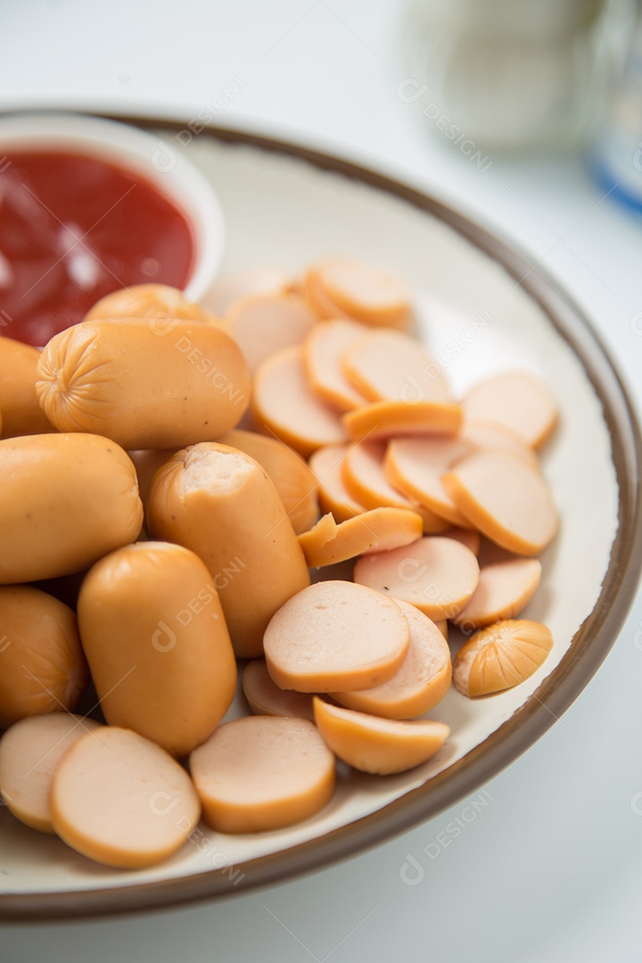 Cachorro quente sobre prato branco