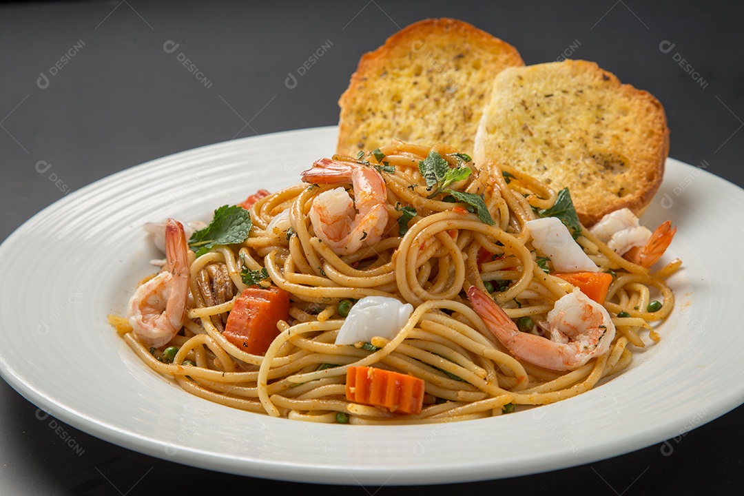 Prato de comida espaguete ao molho