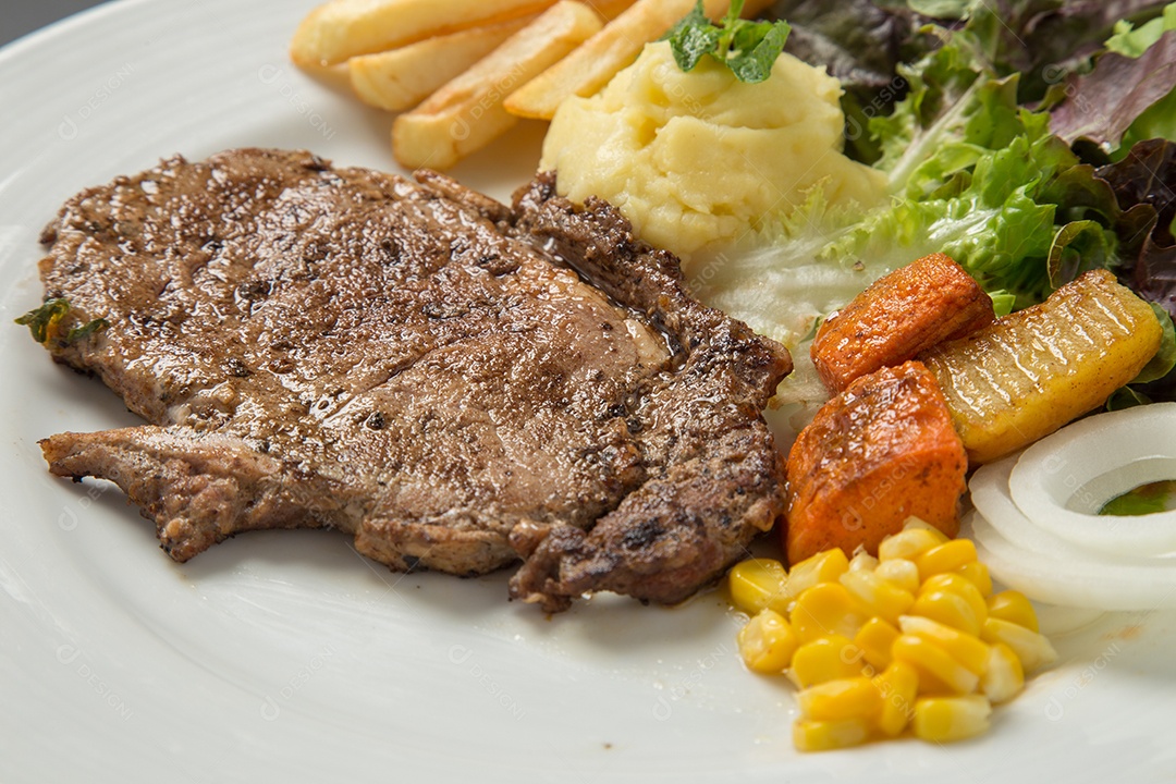 Prato branco de comida bife sobre uma mesa de restaurante