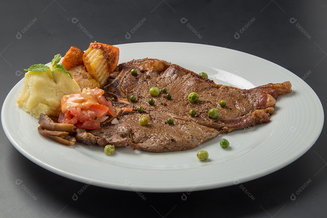 Prato branco de comida bife sobre uma mesa de restaurante