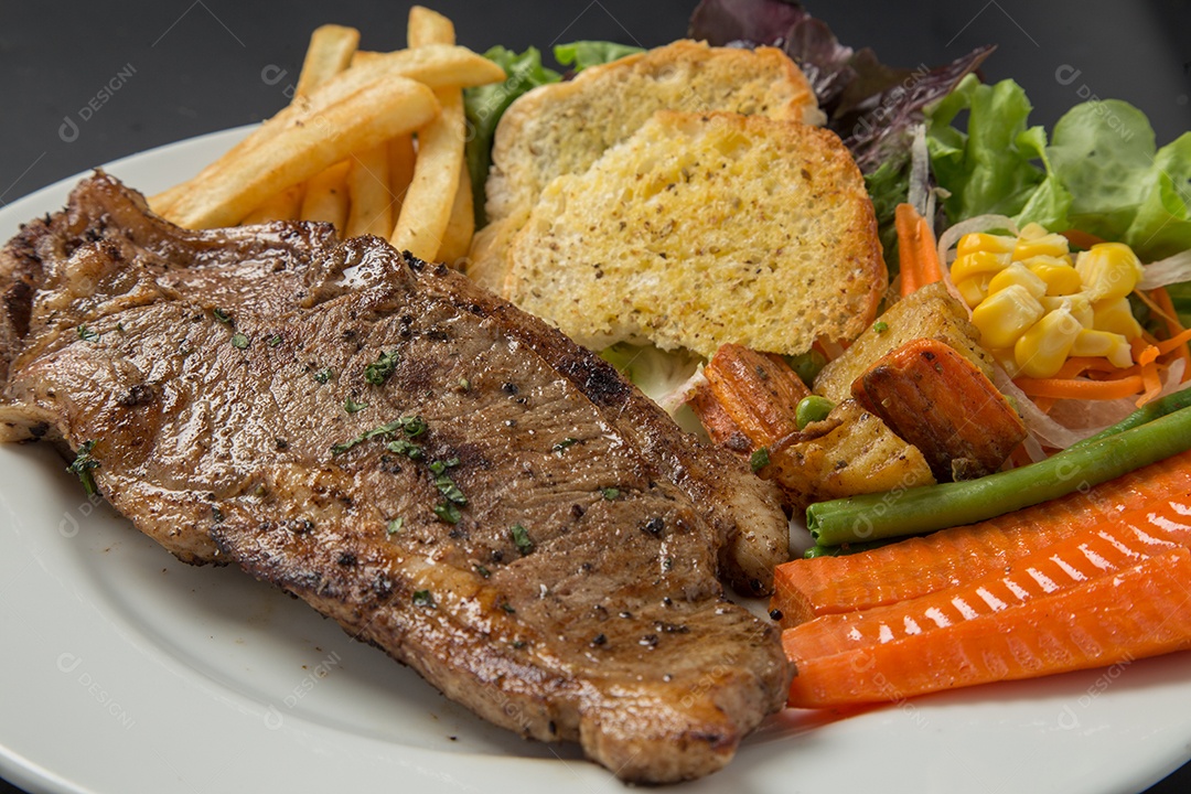 Prato branco de comida bife sobre uma mesa de restaurante