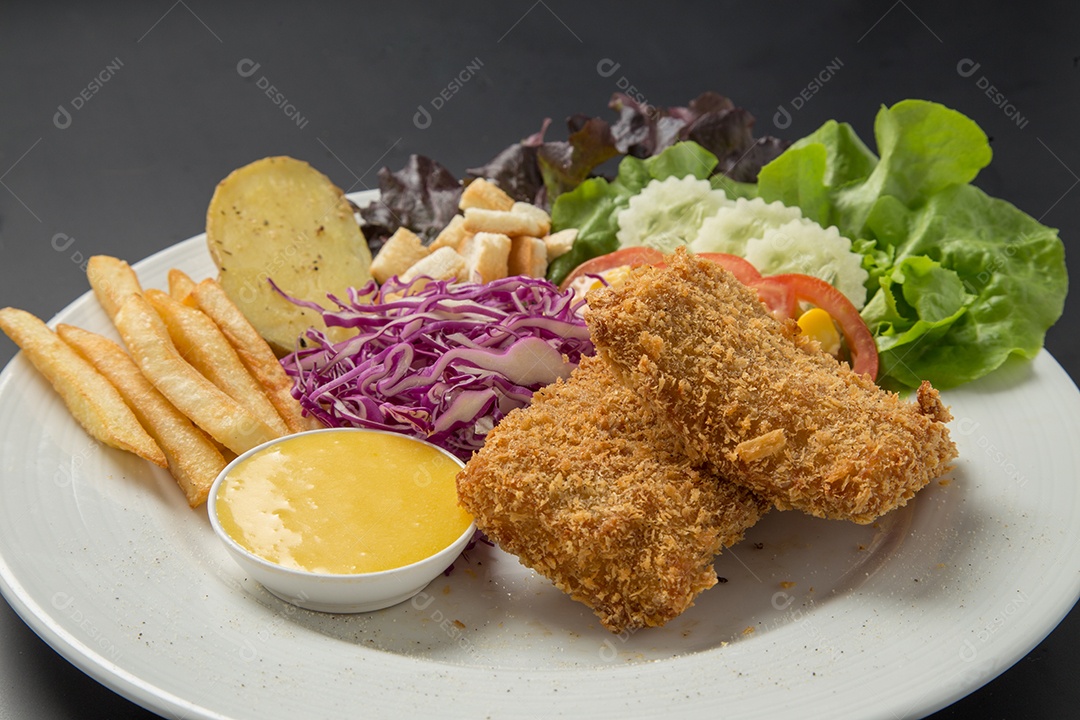 Prato de comida Peixe e batata frita