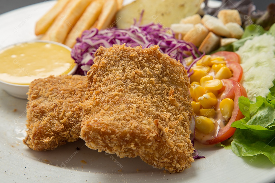 Prato de comida Peixe e batata frita