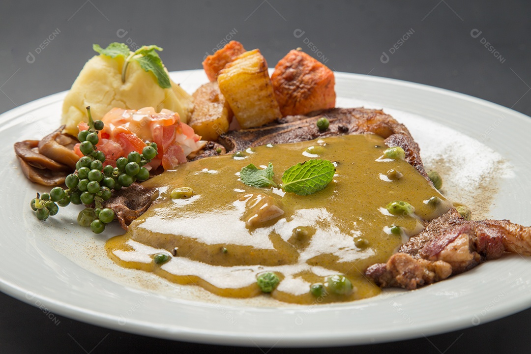 Prato branco de comida bife sobre uma mesa de restaurante