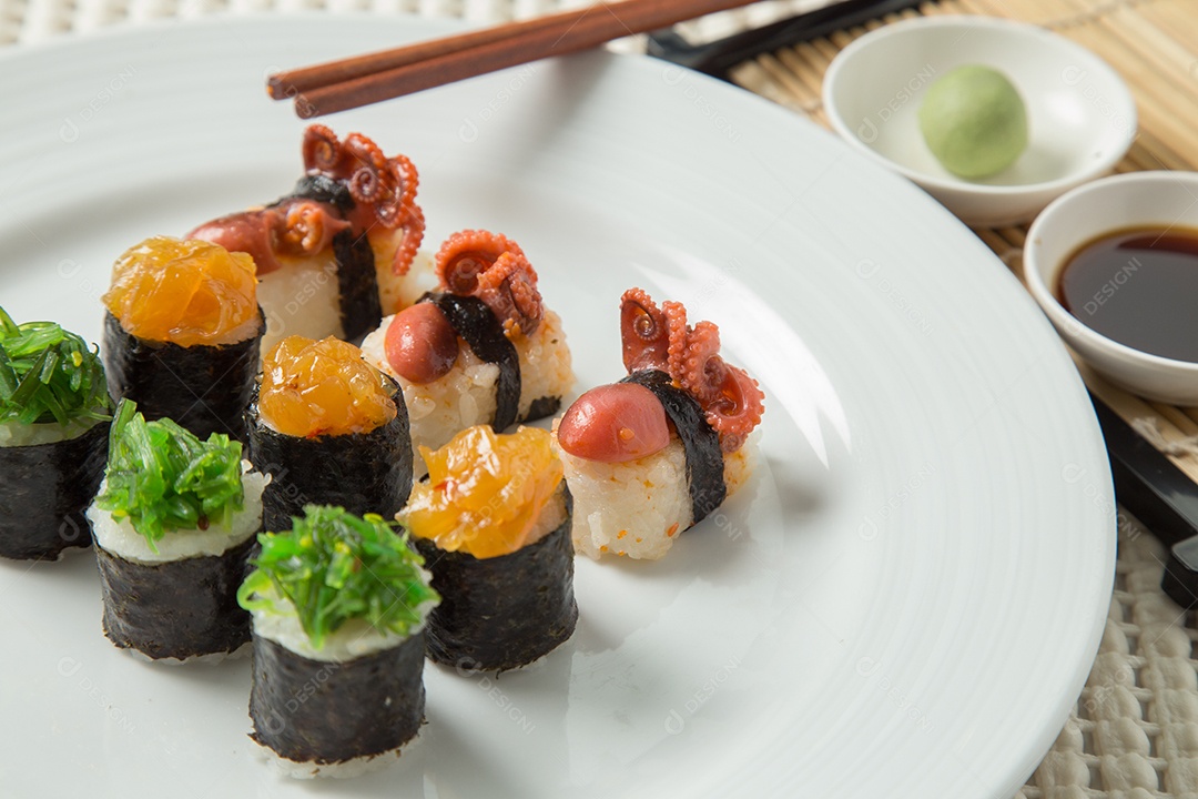 Conjunto de sushi saboroso japonês