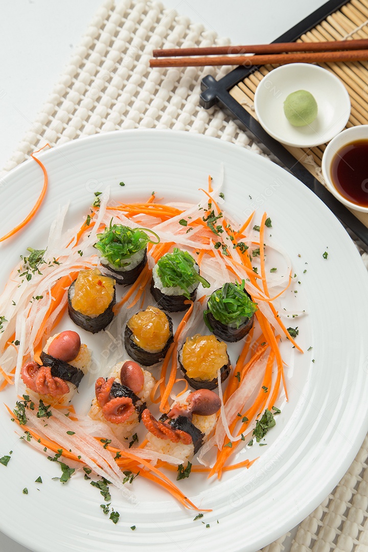 Conjunto de sushi saboroso japonês