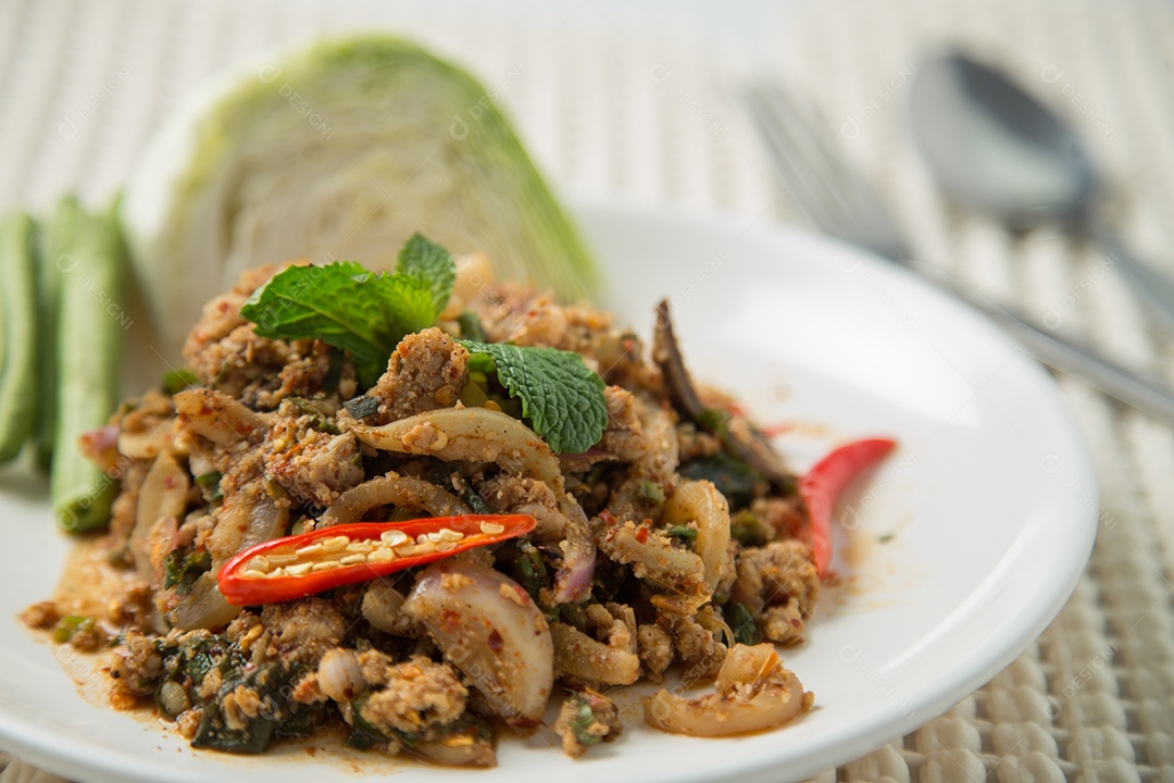 Quente e picante com carne de porco frita misturada com folha de manjericão