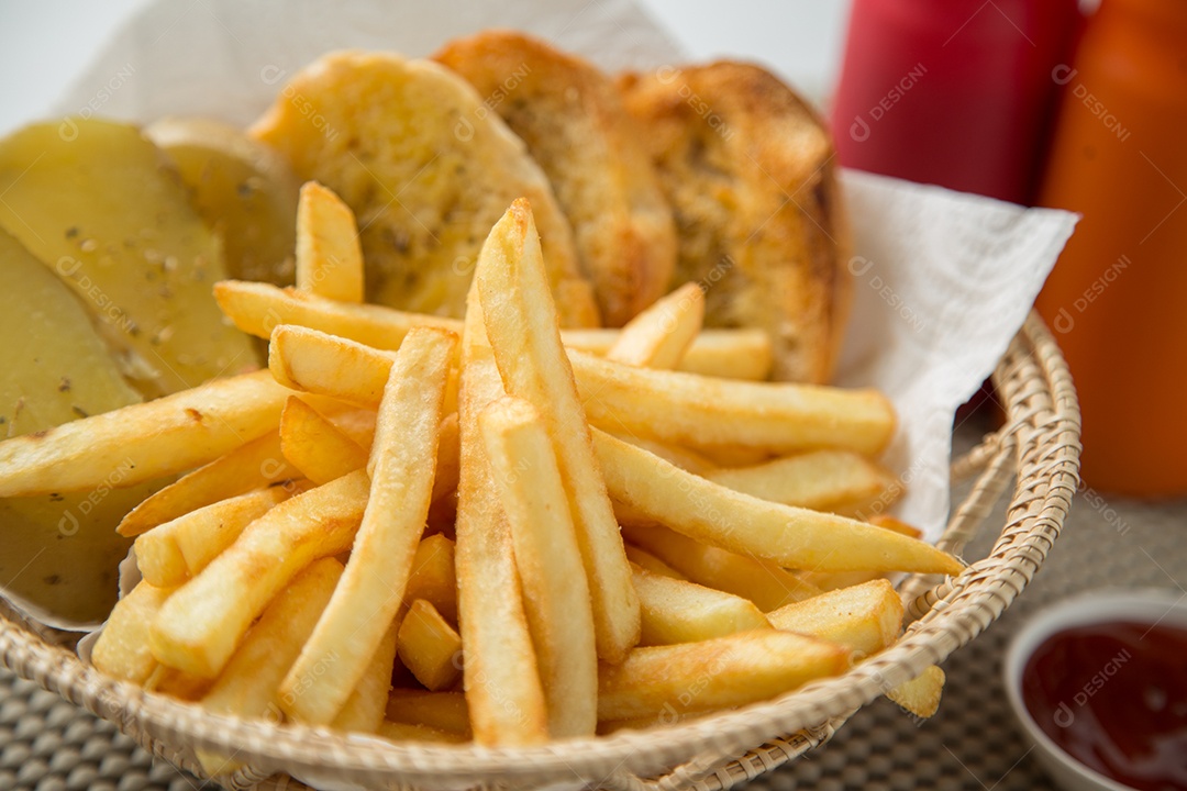 Batatas fritas tradicionais com ketchup e pão