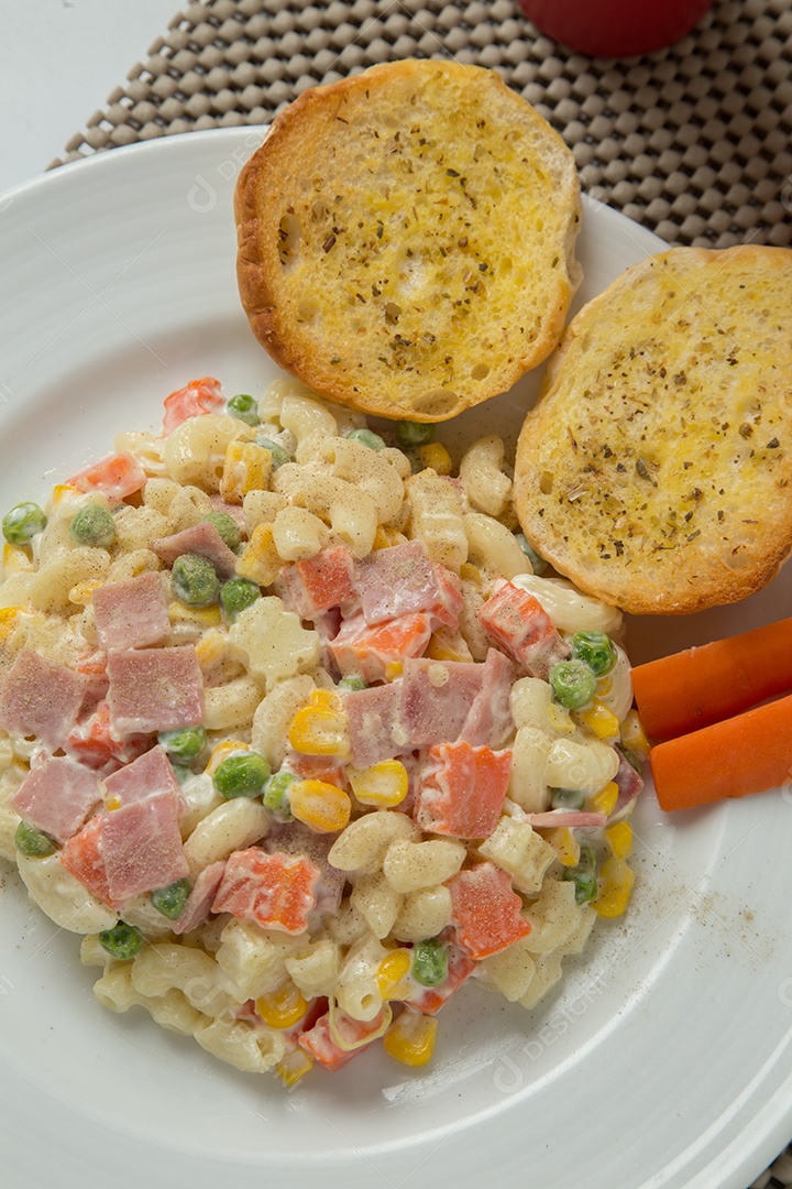 Salada de macarrão com maionese e legumes.