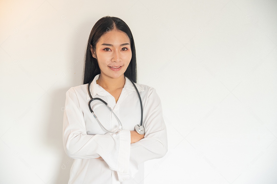 Medica Asiática segurando um estetoscópio