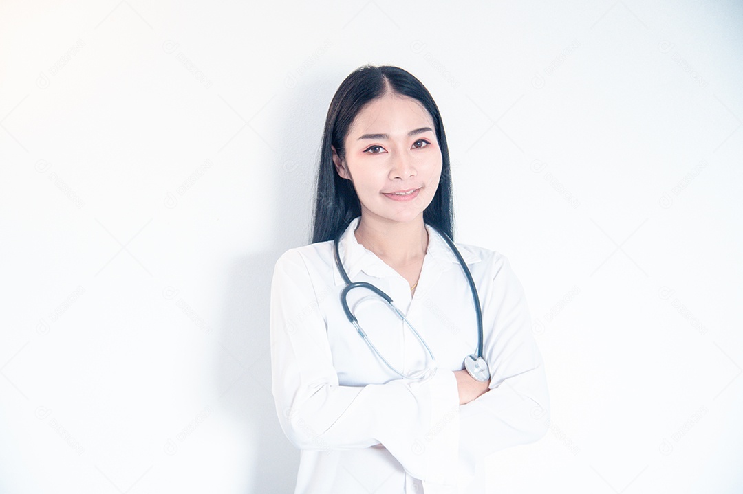 Medica Asiática segurando um estetoscópio